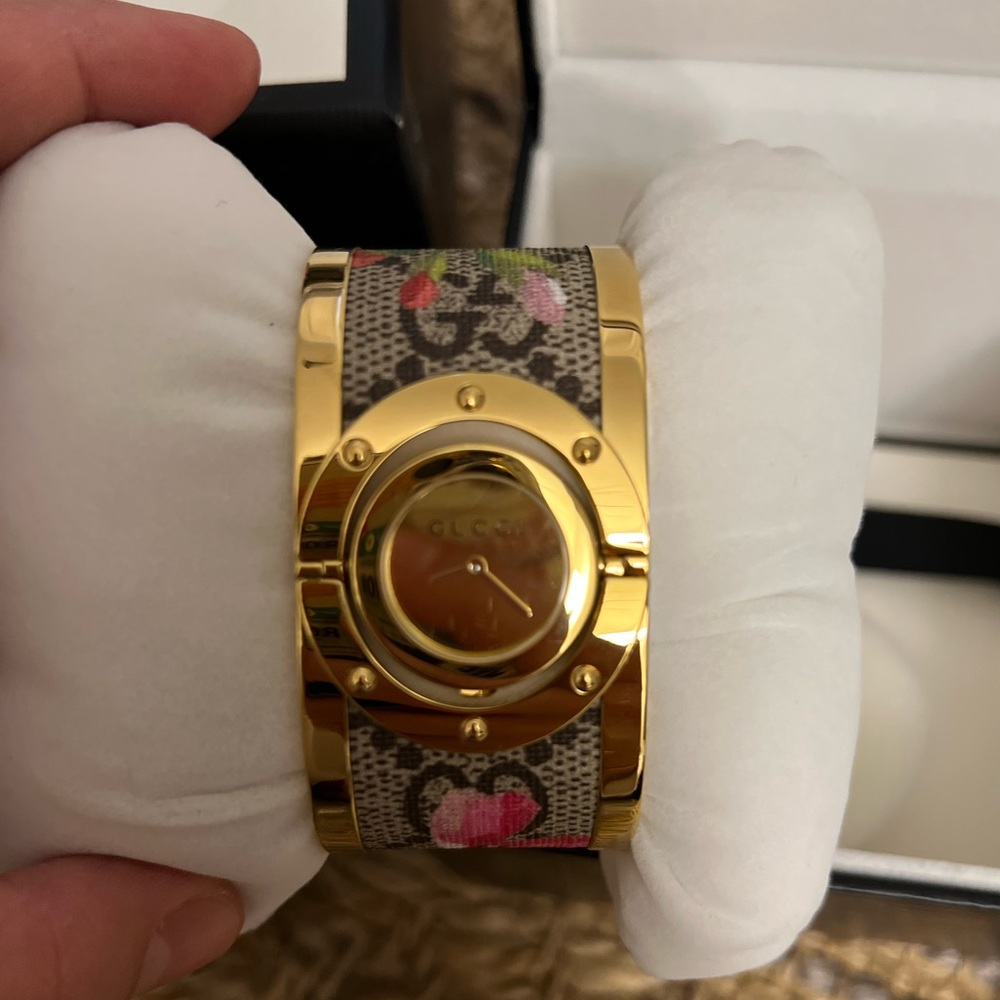 Gorgeous monogram Gucci Watch limited edition - Picture 2 of 5